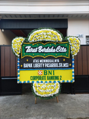 Papan Bunga Duka di Tanah Luas