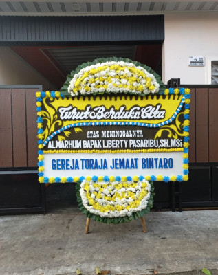 Papan Bunga Duka di Tanah Luas