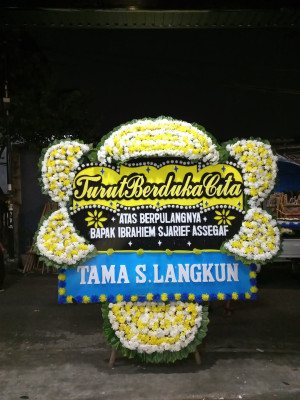 Papan Bunga Duka di Tanah Luas